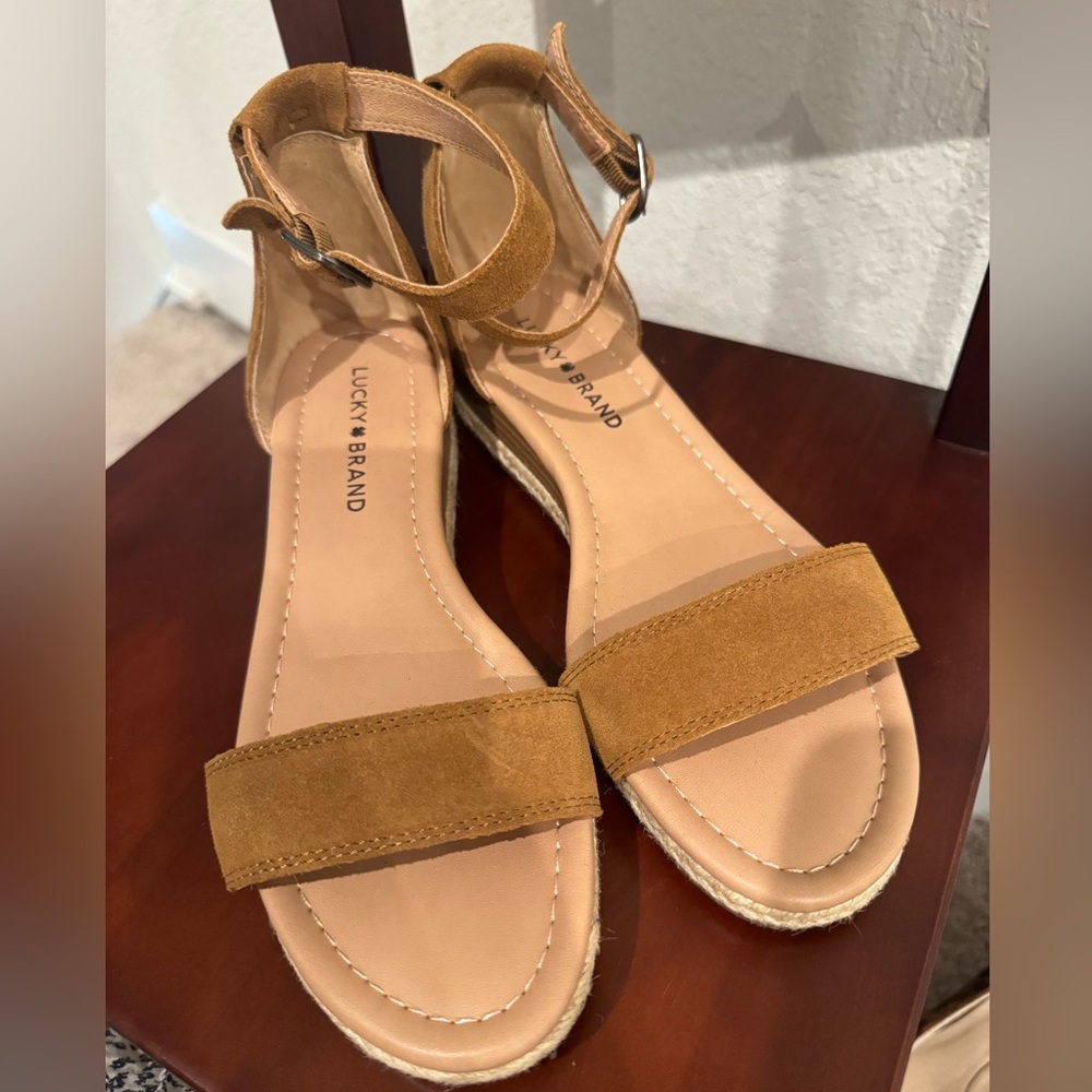 BRAND NEW Lucky Brand Sandal in brown size 7